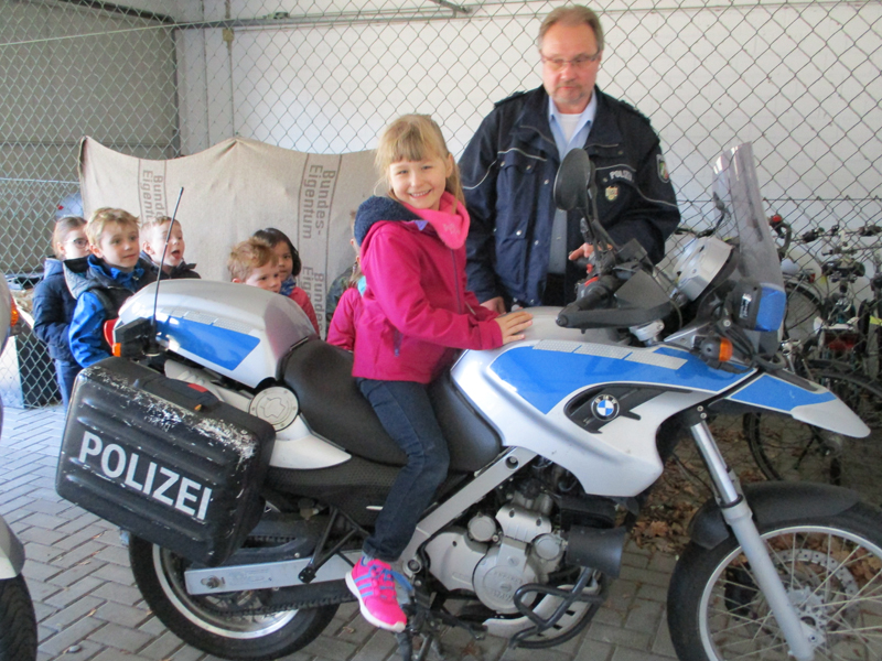 Mädchen auf Polizei-Motorrad