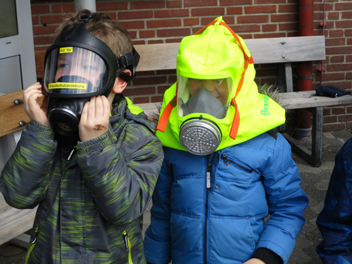 Kinder mit Atemschutzmasken