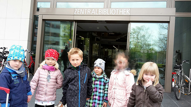 Die Kinder vor der Bibliothek