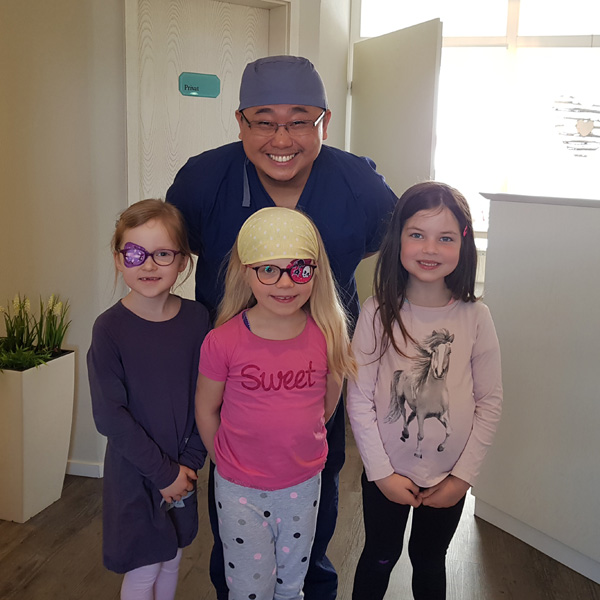 Kinder mit dem Zahnarzt
