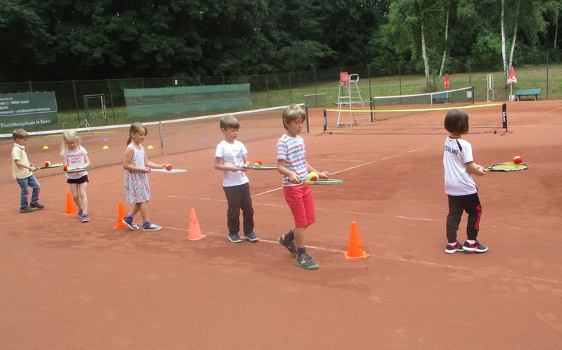 Kids auf dem Tennisplatz