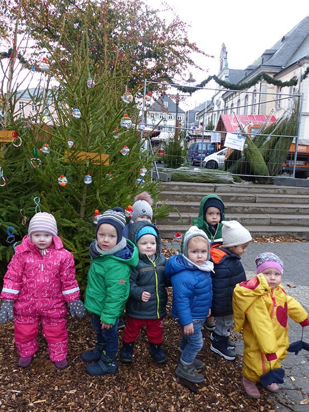 Kinder mit "ihrem" Weihnachtsbaum auf dem Weihnachtsmarkt